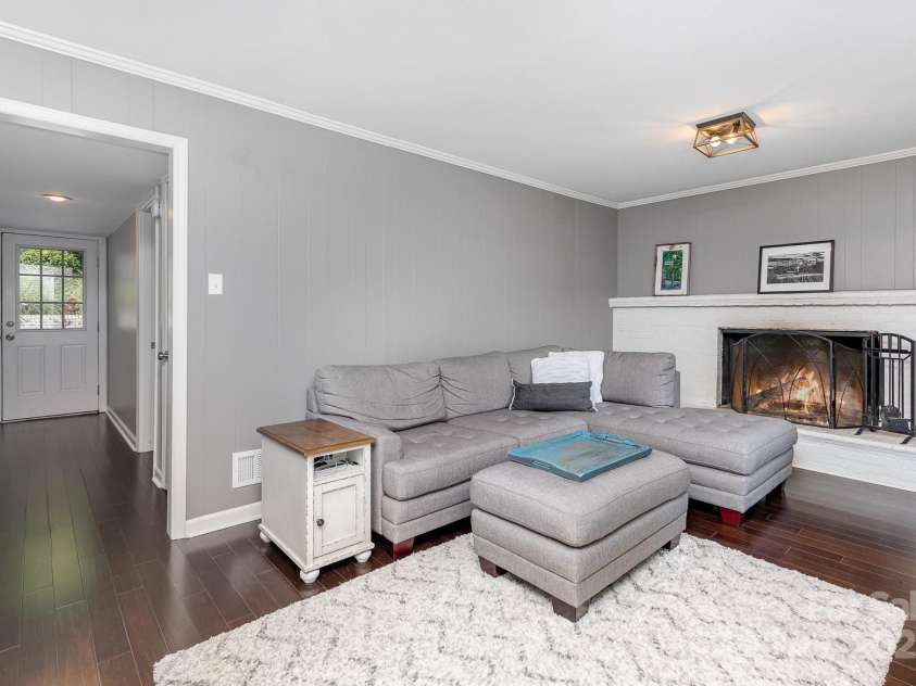 4200 Tyndale Avenue, Charlotte, NC 28210.  MLS# CAR4268120, YatesRealty ID 22194. Family room