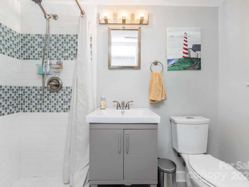 4200 Tyndale Avenue, Charlotte, NC 28210.  MLS# CAR4268120, YatesRealty ID 22194. Full bathroom lower level