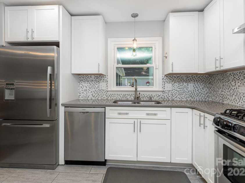 4200 Tyndale Avenue, Charlotte, NC 28210.  MLS# CAR4268120, YatesRealty ID 22194. Kitchen