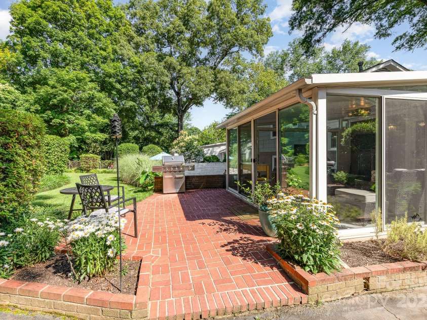 4200 Tyndale Avenue, Charlotte, NC 28210.  MLS# CAR4268120, YatesRealty ID 22194. Wonderful Sunroom that can be used Year-round!