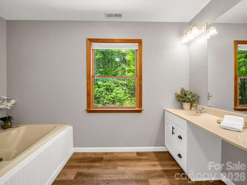 2304 Mountain Page Road, Saluda, NC 28773.  MLS# CAR4366725, YatesRealty ID 22195. Upper Level Primary FULL BATH