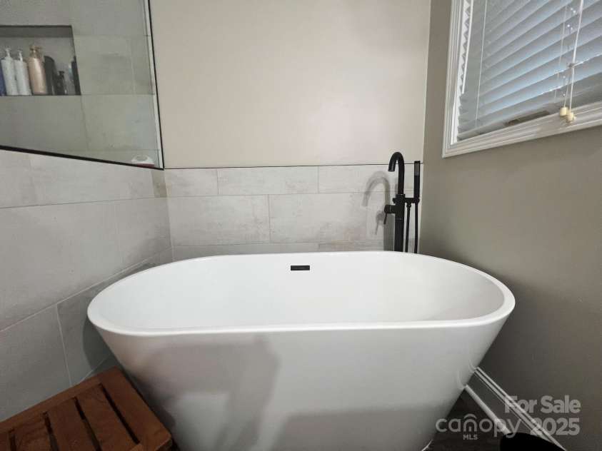 1344 Moonshadow Lane, Shelby, NC 28150.  MLS# CAR4274904, YatesRealty ID 22196. Lovely Soaking Tub