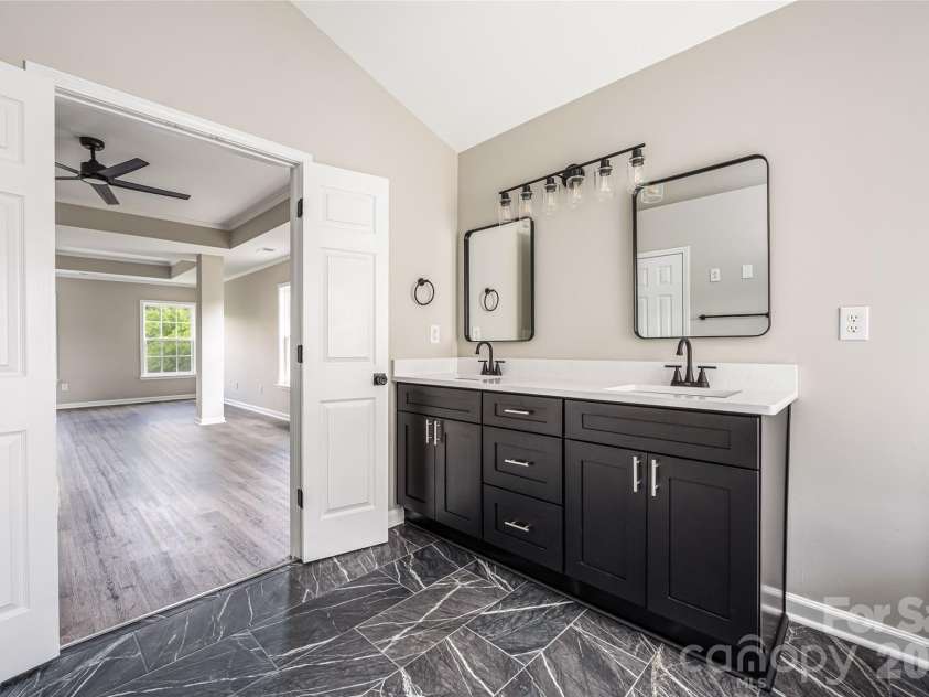 13834 Riding Hill Avenue, Charlotte, NC 28213.  MLS# CAR4378096, YatesRealty ID 22198. 