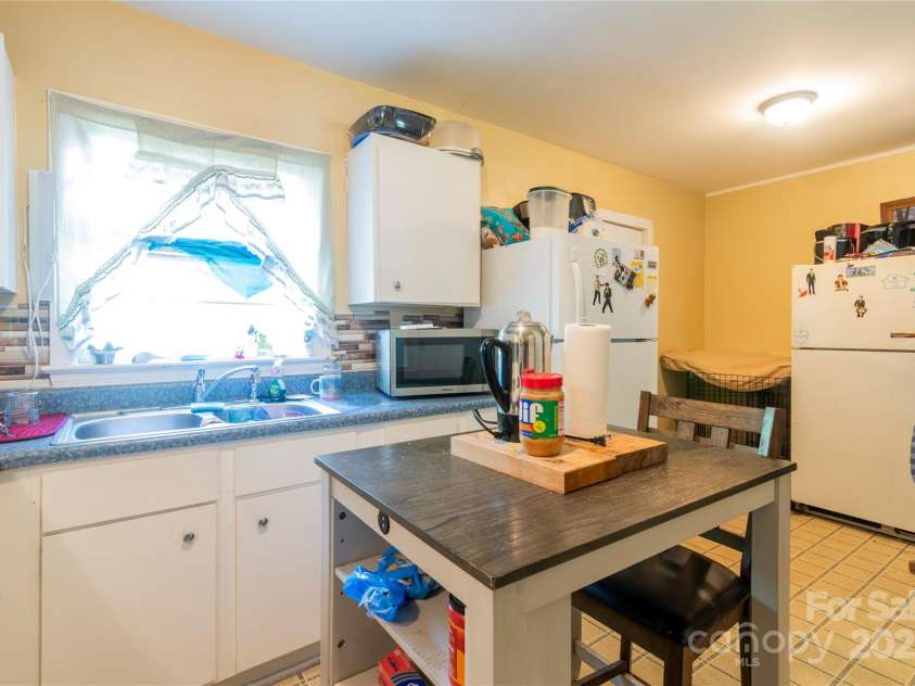 3037 Marlowe Avenue, Charlotte, NC 28208.  MLS# CAR4274651, YatesRealty ID 22198. 