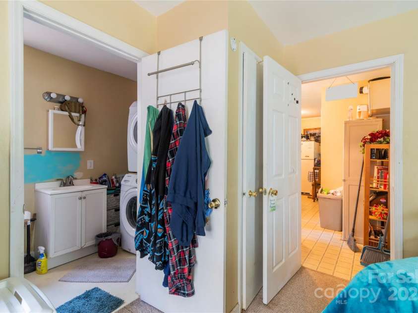 3037 Marlowe Avenue, Charlotte, NC 28208.  MLS# CAR4274651, YatesRealty ID 22198. 