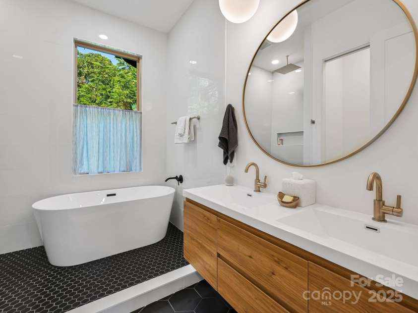 101 Santee Street, Asheville, NC 28801.  MLS# CAR4273297, YatesRealty ID 22199. 