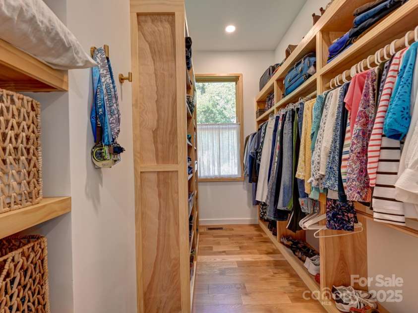 101 Santee Street, Asheville, NC 28801.  MLS# CAR4273297, YatesRealty ID 22199. 