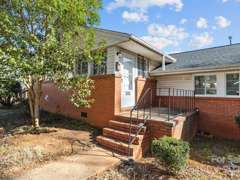 3120 Minnesota Road, Charlotte, NC 28208.  MLS# CAR4231697, YatesRealty ID 2220. 