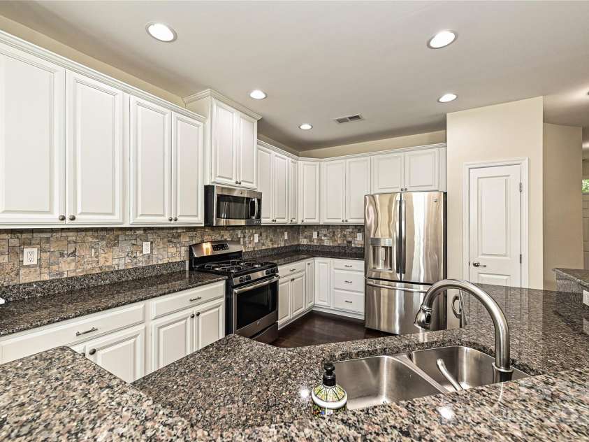 1329 Jacemans Way, Cornelius, NC 28031.  MLS# CAR4263187, YatesRealty ID 22200. Pretty tiled, backsplash
