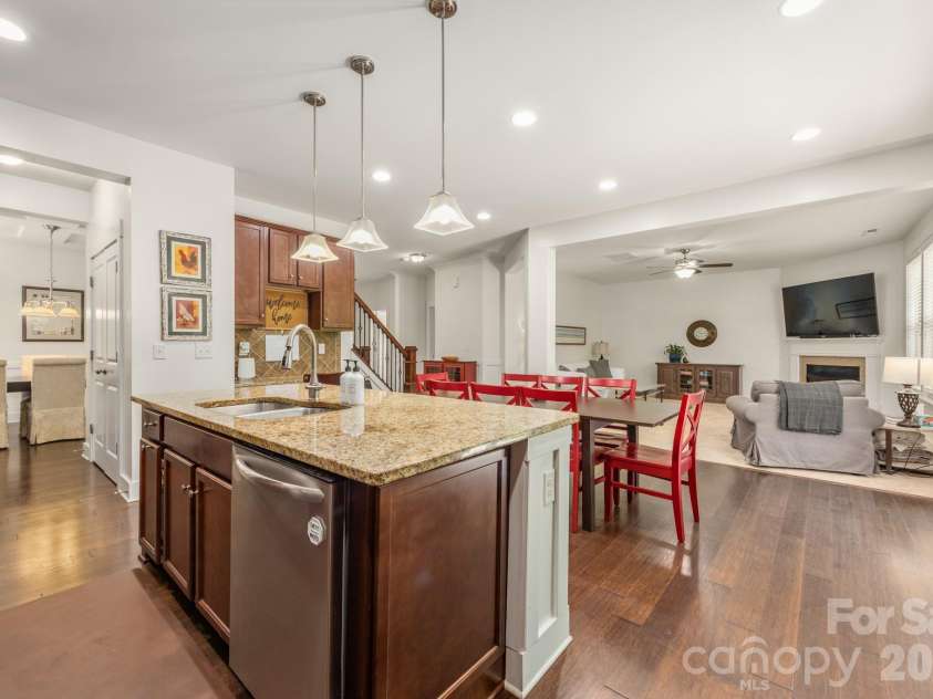 10020 Michael Crossing Drive, Charlotte, NC 28213.  MLS# CAR4375243, YatesRealty ID 22202. 