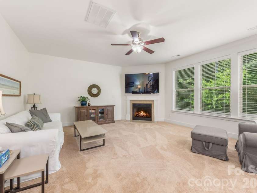10020 Michael Crossing Drive, Charlotte, NC 28213.  MLS# CAR4375243, YatesRealty ID 22202. 