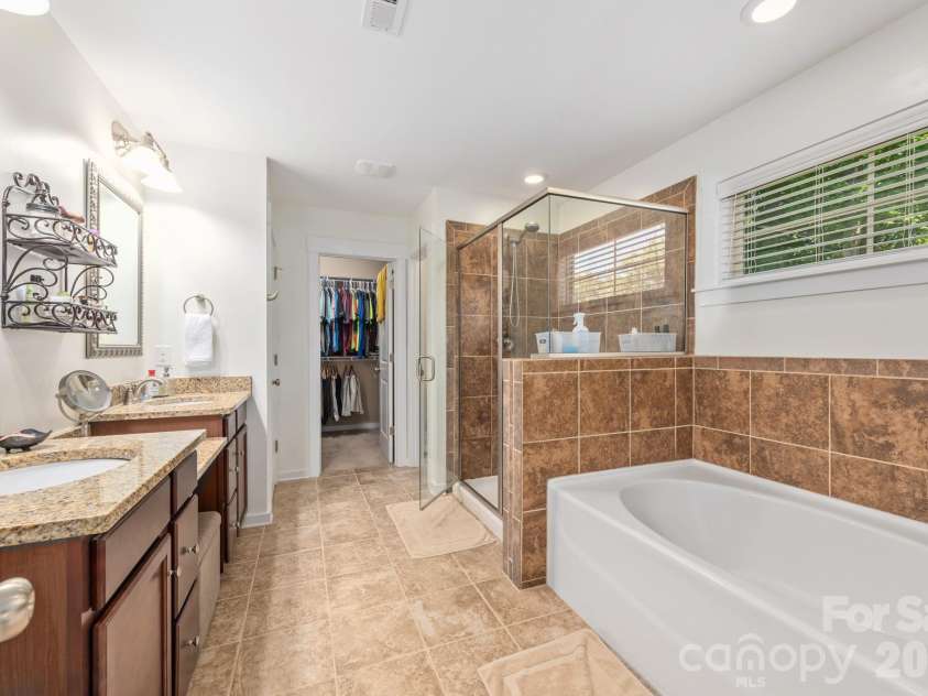10020 Michael Crossing Drive, Charlotte, NC 28213.  MLS# CAR4375243, YatesRealty ID 22202. 