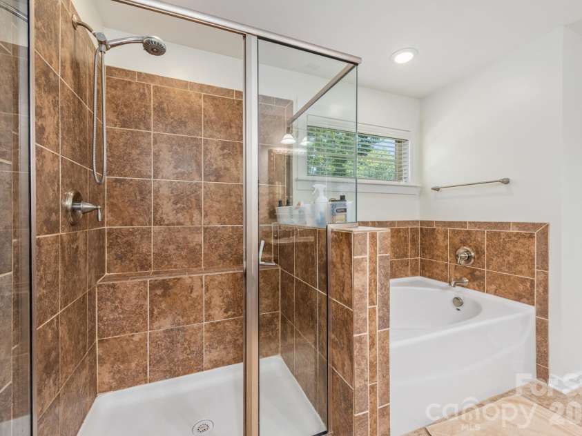 10020 Michael Crossing Drive, Charlotte, NC 28213.  MLS# CAR4375243, YatesRealty ID 22202. 