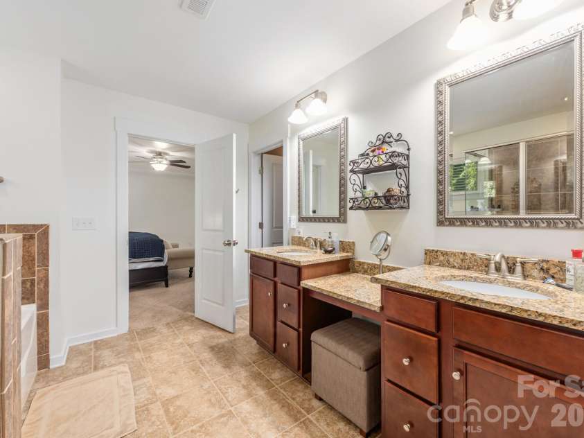 10020 Michael Crossing Drive, Charlotte, NC 28213.  MLS# CAR4375243, YatesRealty ID 22202. 