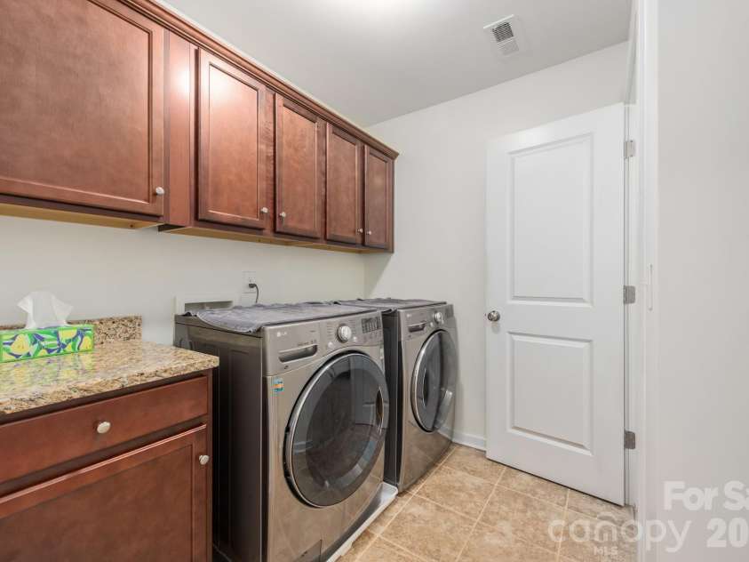 10020 Michael Crossing Drive, Charlotte, NC 28213.  MLS# CAR4375243, YatesRealty ID 22202. 