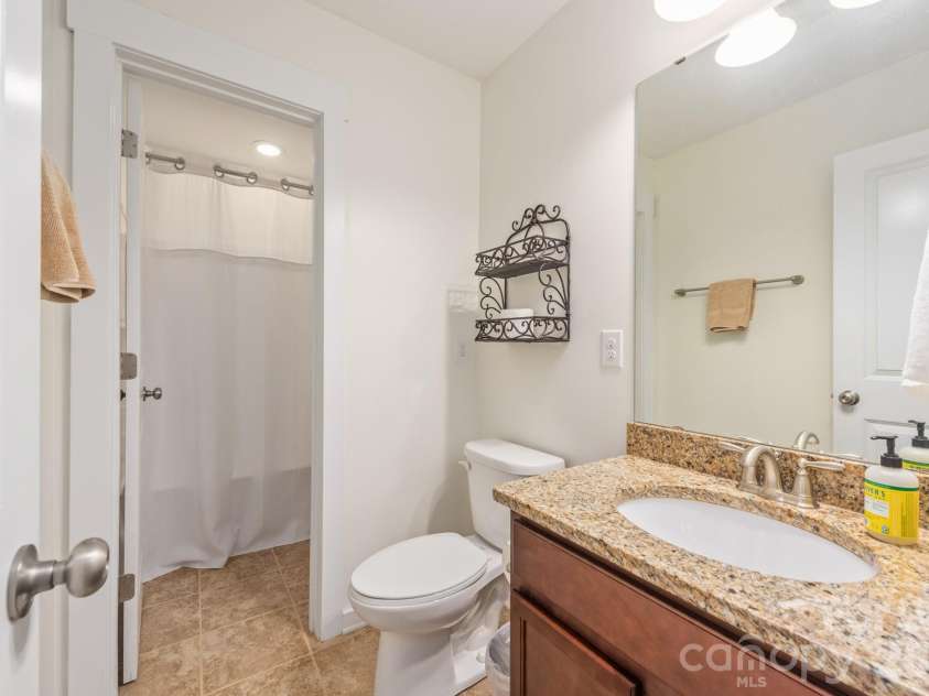 10020 Michael Crossing Drive, Charlotte, NC 28213.  MLS# CAR4375243, YatesRealty ID 22202. 
