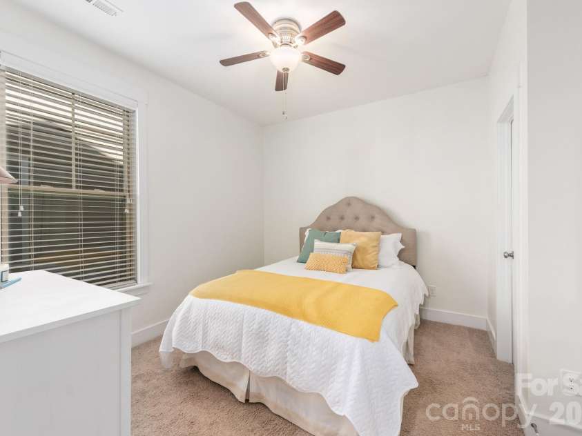 10020 Michael Crossing Drive, Charlotte, NC 28213.  MLS# CAR4375243, YatesRealty ID 22202. 