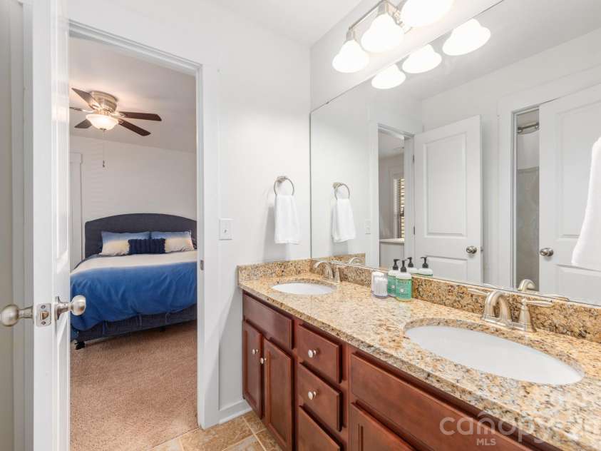 10020 Michael Crossing Drive, Charlotte, NC 28213.  MLS# CAR4375243, YatesRealty ID 22202. 