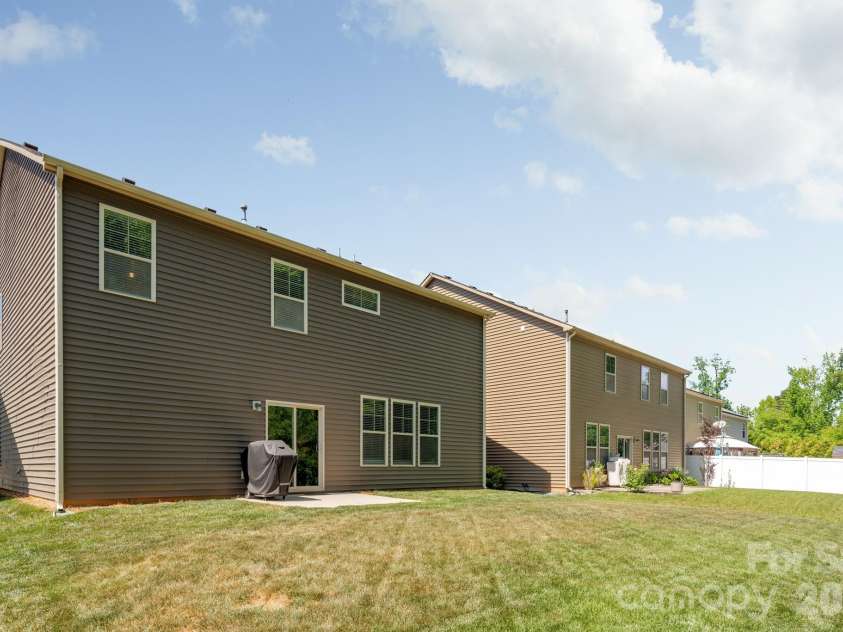 10020 Michael Crossing Drive, Charlotte, NC 28213.  MLS# CAR4375243, YatesRealty ID 22202. 