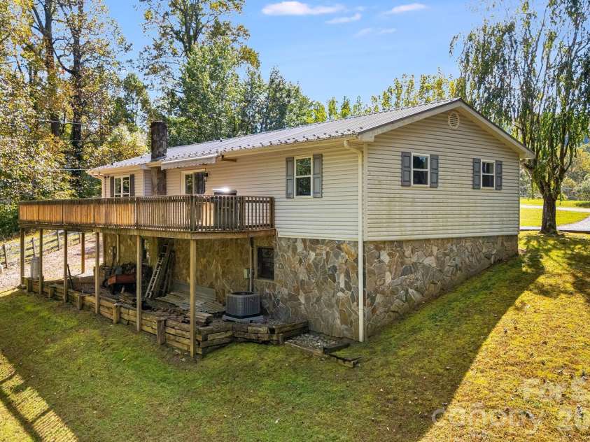 1007 Dula Road, Spruce Pine, NC 28777.  MLS# CAR4307434, YatesRealty ID 22203. 