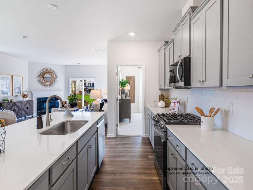 1016 Lookout Shoals Drive, Fort Mill, SC 29715.  MLS# CAR4275317, YatesRealty ID 22204. Kitchen