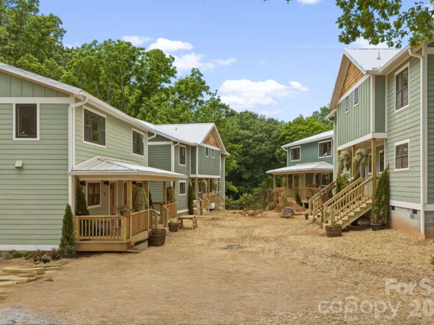 13 Fireside Drive, Asheville, NC 28806.  MLS# CAR4319329, YatesRealty ID 22205. 