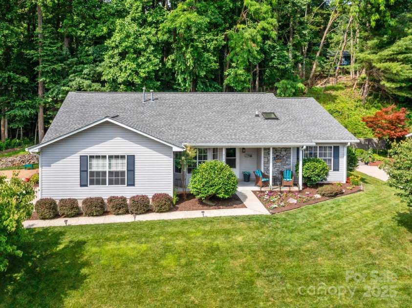 670 New Village Drive, Hendersonville, NC 28791.  MLS# CAR4272117, YatesRealty ID 22206. Well maintained