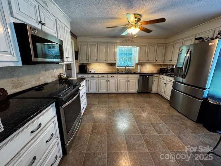 204 Brentwood Drive, Maiden, NC 28650.  MLS# CAR4274805, YatesRealty ID 22212. Updated custom kitchen
