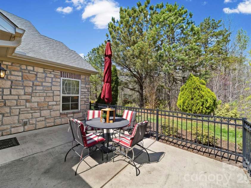 5224 Polo Gate Boulevard, Charlotte, NC 28216.  MLS# CAR4359514, YatesRealty ID 22214. 