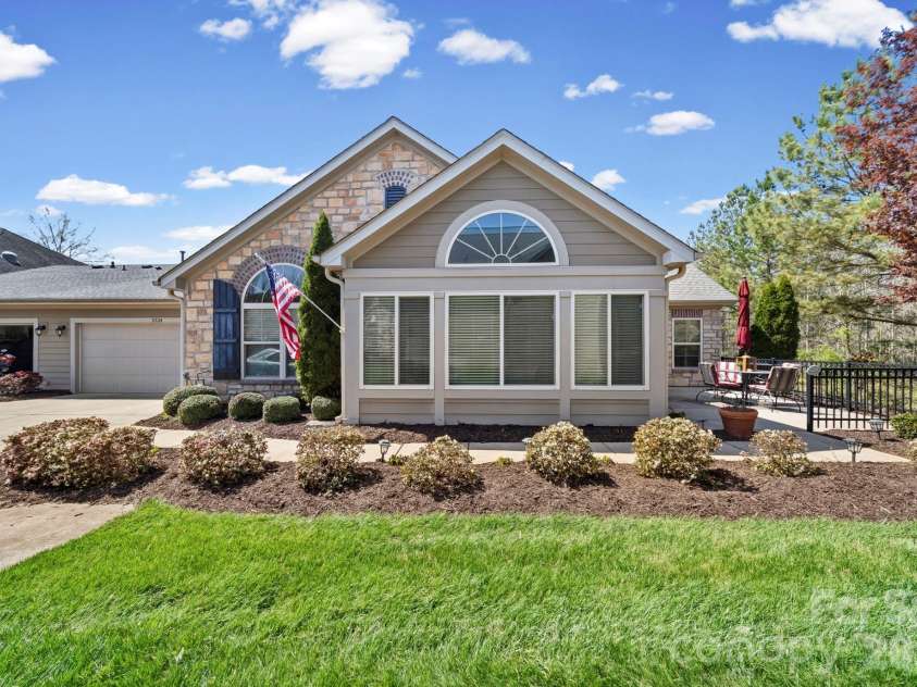 5224 Polo Gate Boulevard, Charlotte, NC 28216.  MLS# CAR4359514, YatesRealty ID 22214. 