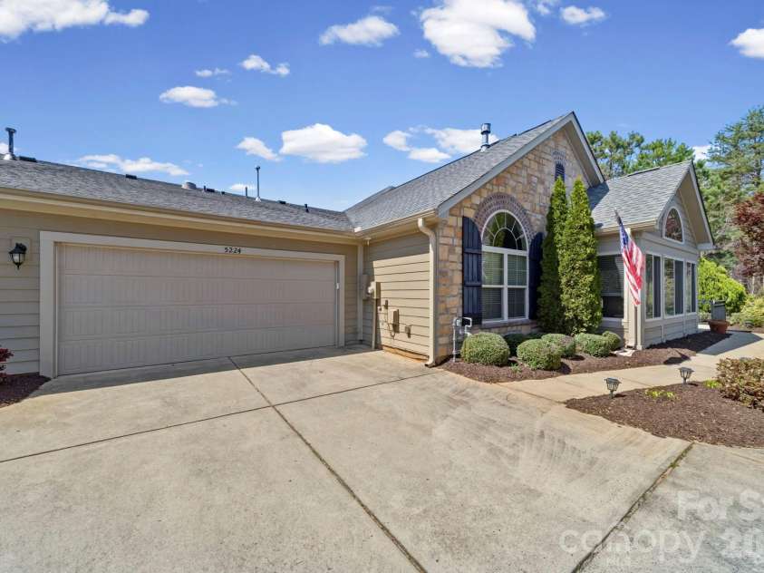 5224 Polo Gate Boulevard, Charlotte, NC 28216.  MLS# CAR4359514, YatesRealty ID 22214. 