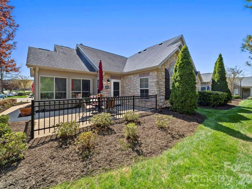 5224 Polo Gate Boulevard, Charlotte, NC 28216.  MLS# CAR4359514, YatesRealty ID 22214. 