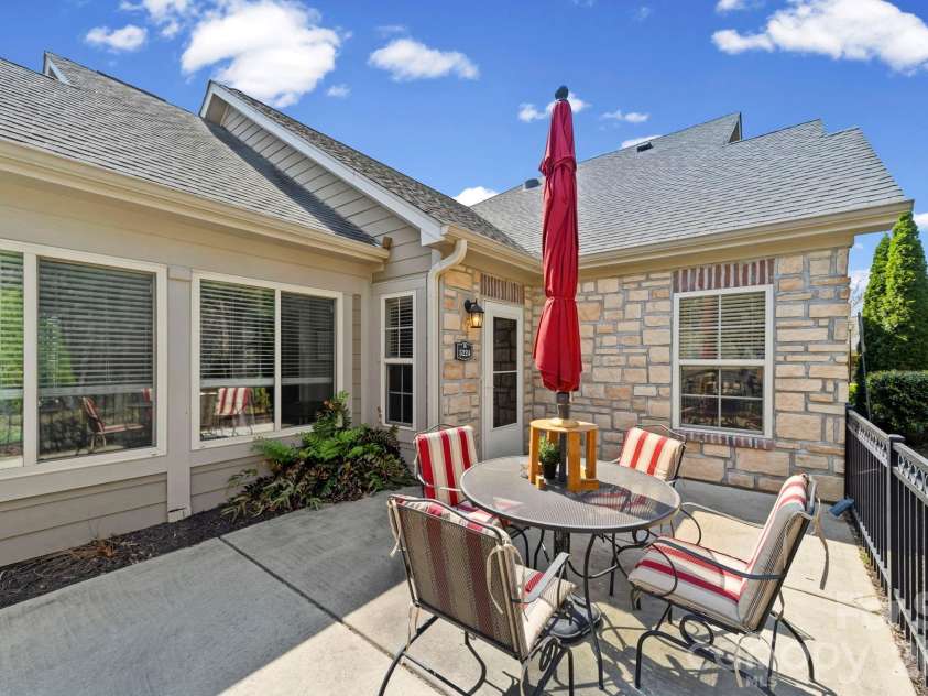 5224 Polo Gate Boulevard, Charlotte, NC 28216.  MLS# CAR4359514, YatesRealty ID 22214. 