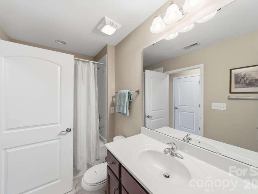 5224 Polo Gate Boulevard, Charlotte, NC 28216.  MLS# CAR4359514, YatesRealty ID 22214. 