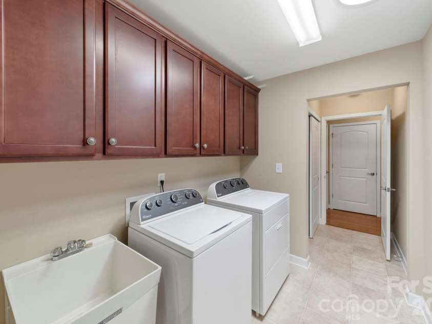 5224 Polo Gate Boulevard, Charlotte, NC 28216.  MLS# CAR4359514, YatesRealty ID 22214. 