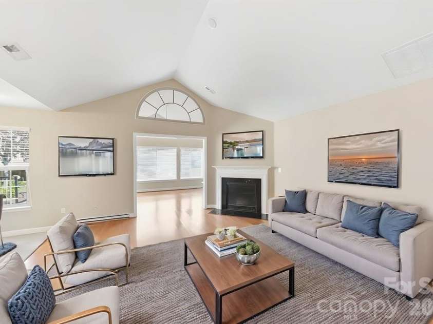 5224 Polo Gate Boulevard, Charlotte, NC 28216.  MLS# CAR4359514, YatesRealty ID 22214. 