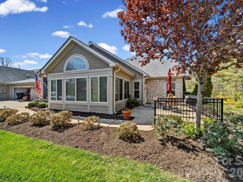 5224 Polo Gate Boulevard, Charlotte, NC 28216.  MLS# CAR4359514, YatesRealty ID 22214. Beautiful Grounds..