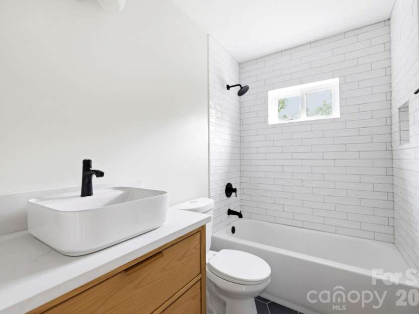 17 Fireside Drive, Asheville, NC 28806.  MLS# CAR4369935, YatesRealty ID 22216. Full bathroom