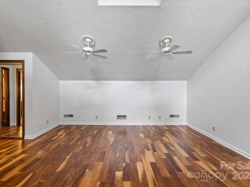 204 Woodfield Drive, Asheville, NC 28803.  MLS# CAR4267212, YatesRealty ID 22219. 