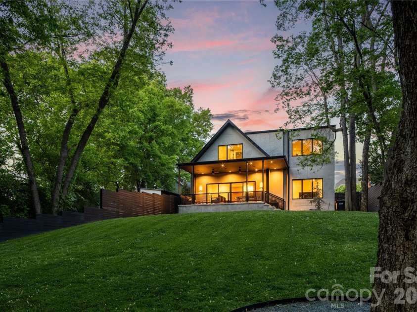 812 Herrin Avenue, Charlotte, NC 28205.  MLS# CAR4372335, YatesRealty ID 22220. 