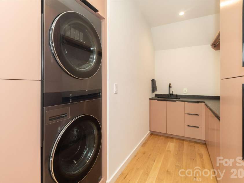812 Herrin Avenue, Charlotte, NC 28205.  MLS# CAR4372335, YatesRealty ID 22220. 