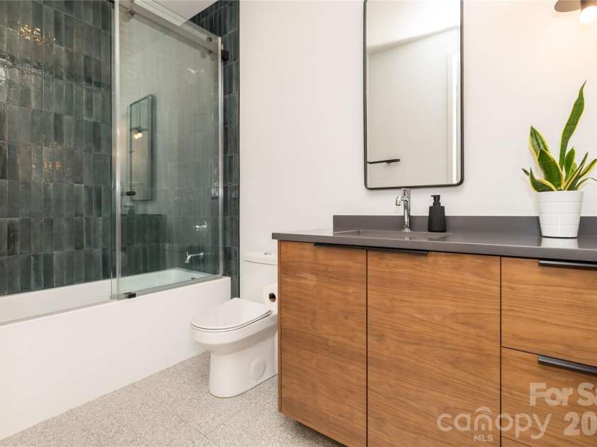812 Herrin Avenue, Charlotte, NC 28205.  MLS# CAR4372335, YatesRealty ID 22220. 