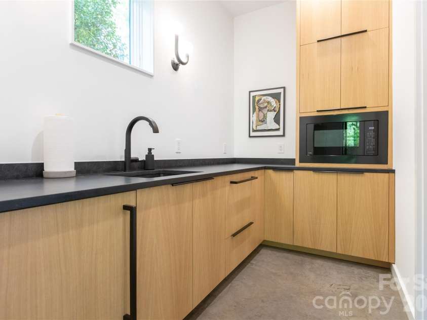 812 Herrin Avenue, Charlotte, NC 28205.  MLS# CAR4372335, YatesRealty ID 22220. 