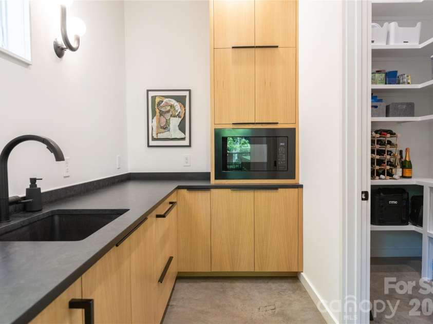 812 Herrin Avenue, Charlotte, NC 28205.  MLS# CAR4372335, YatesRealty ID 22220. 