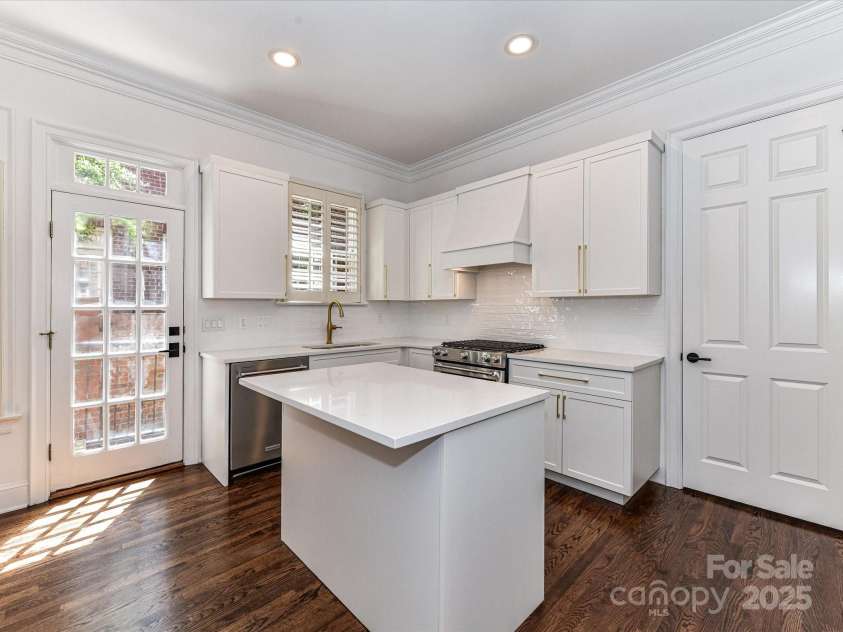 344 Laurel Avenue, Charlotte, NC 28207.  MLS# CAR4273816, YatesRealty ID 22221. 