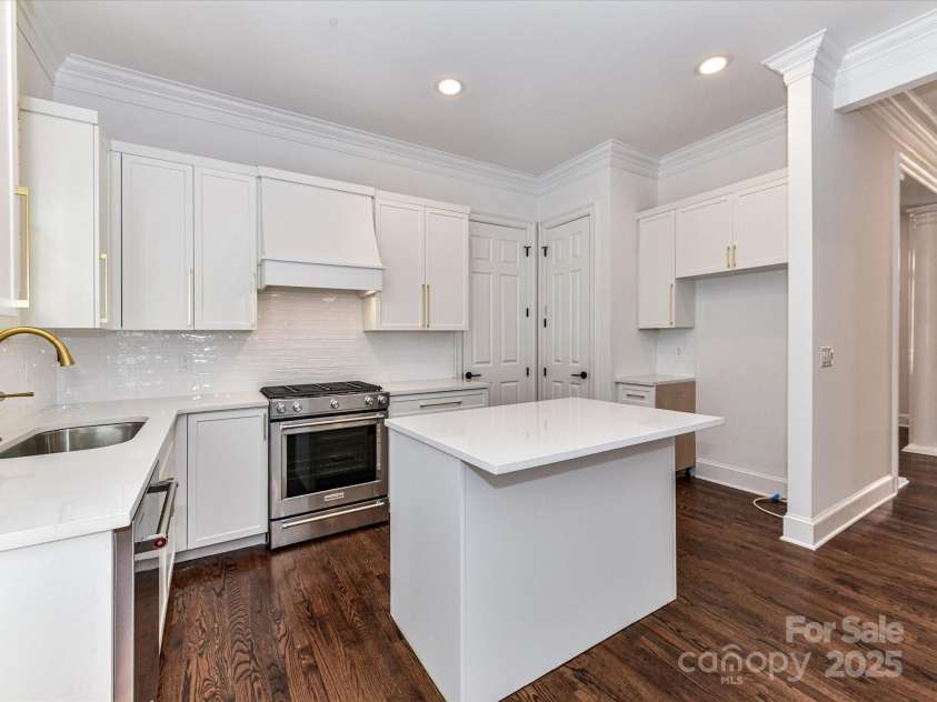 344 Laurel Avenue, Charlotte, NC 28207.  MLS# CAR4273816, YatesRealty ID 22221. 