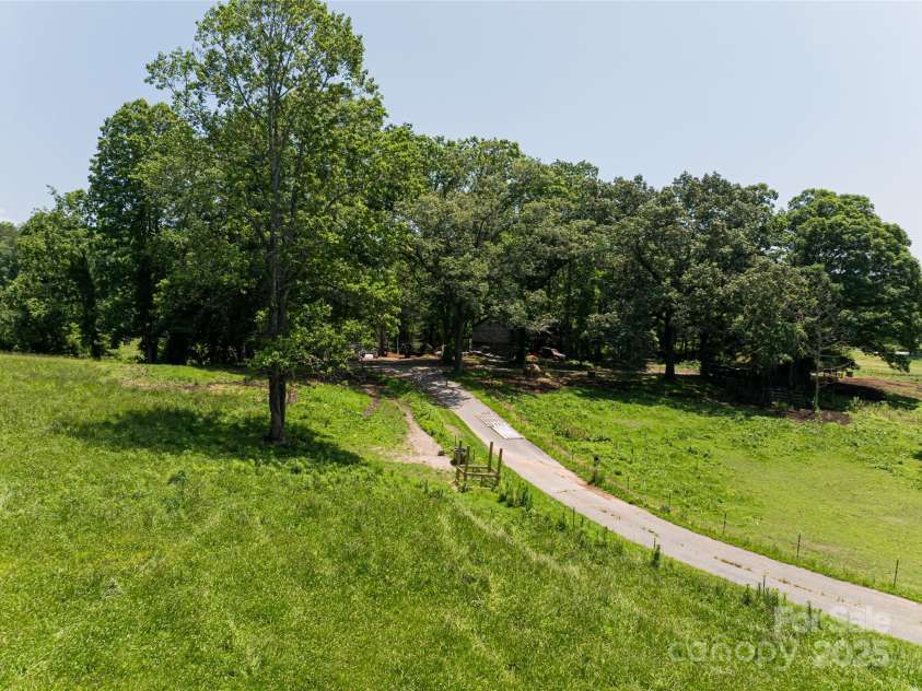 173 Avery Creek Road, Arden, NC 28704.  MLS# CAR4266452, YatesRealty ID 22224. 