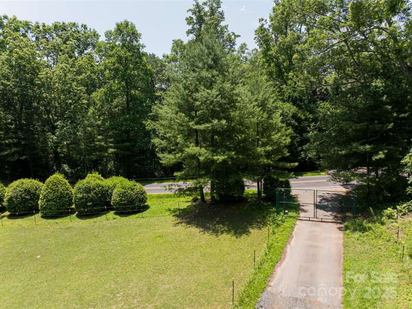 173 Avery Creek Road, Arden, NC 28704.  MLS# CAR4266452, YatesRealty ID 22224. 