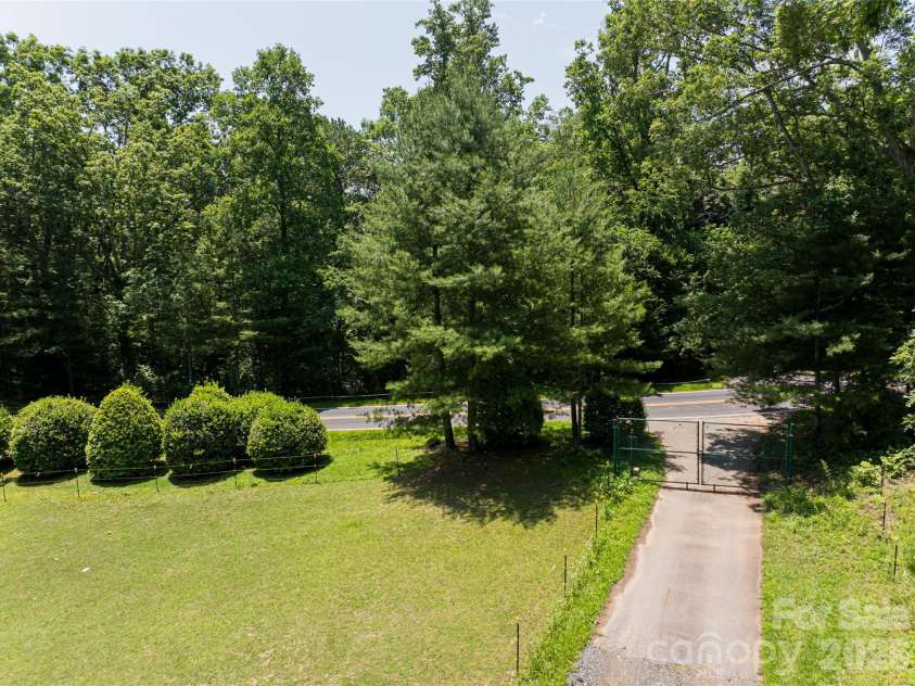 173 Avery Creek Road, Arden, NC 28704.  MLS# CAR4266452, YatesRealty ID 22224. 