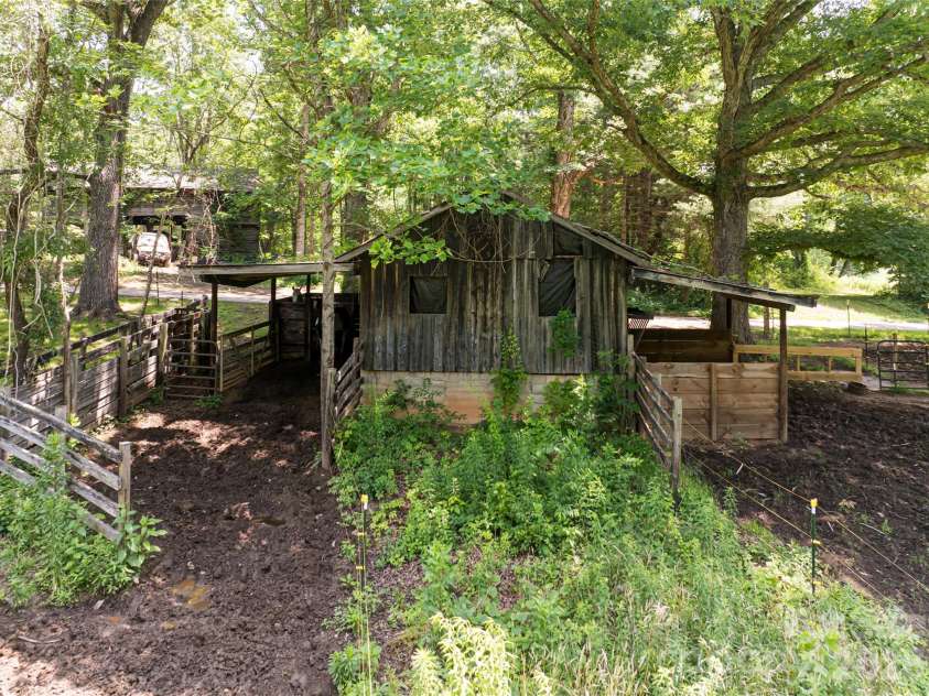 173 Avery Creek Road, Arden, NC 28704.  MLS# CAR4266452, YatesRealty ID 22224. 